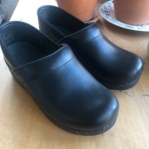 Dansko clogs 38 wide